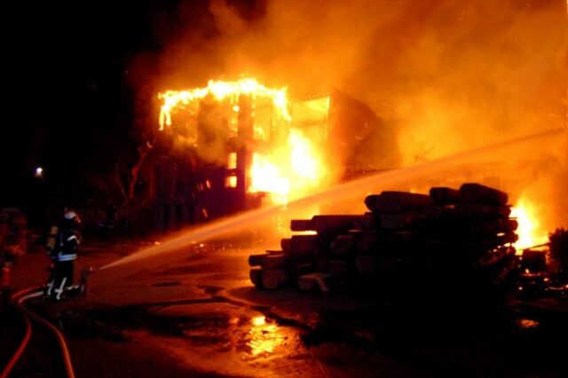 Großbrand In Loehner Tischlereibetrieb 5