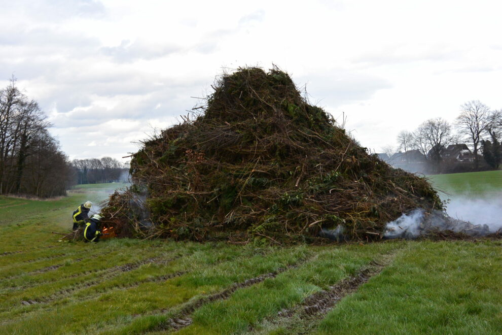 Osterfeuer Der Feuerwehr Loehne 1