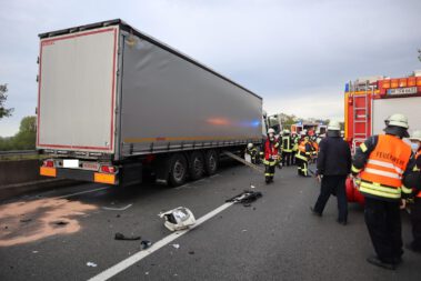 Verkehrsunfall mit LKW, Person eingeklemmt A30 Feuerwehr Löhne