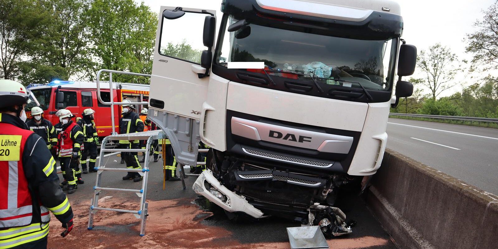 Verkehrsunfall mit LKW, Person eingeklemmt A30 Feuerwehr Löhne