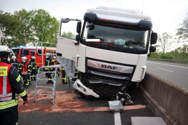 Verkehrsunfall mit LKW, Person eingeklemmt A30 Feuerwehr Löhne
