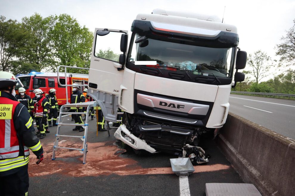VU BAB30 LKW 19 05 2021 0002 Verkehrsunfall mit LKW, Person eingeklemmt A30 Feuerwehr Löhne