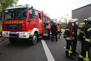Verkehrsunfall mit LKW, Person eingeklemmt A30 Feuerwehr Löhne