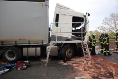 Verkehrsunfall mit LKW, Person eingeklemmt A30 Feuerwehr Löhne