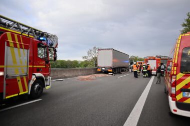 Verkehrsunfall mit LKW, Person eingeklemmt A30 Feuerwehr Löhne